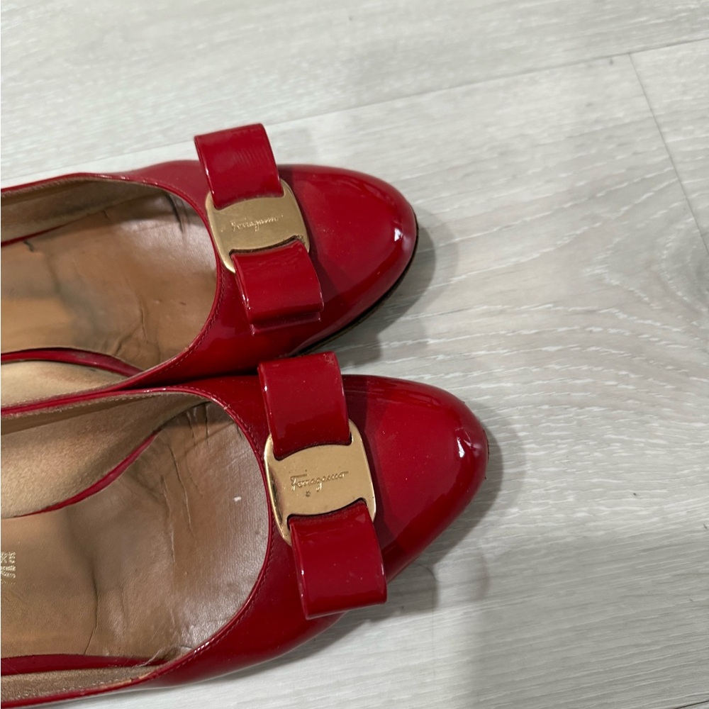 Salvatore Ferragamo Red Patent Leather Bow Flats with Gold Accent - Picture 2 of 6